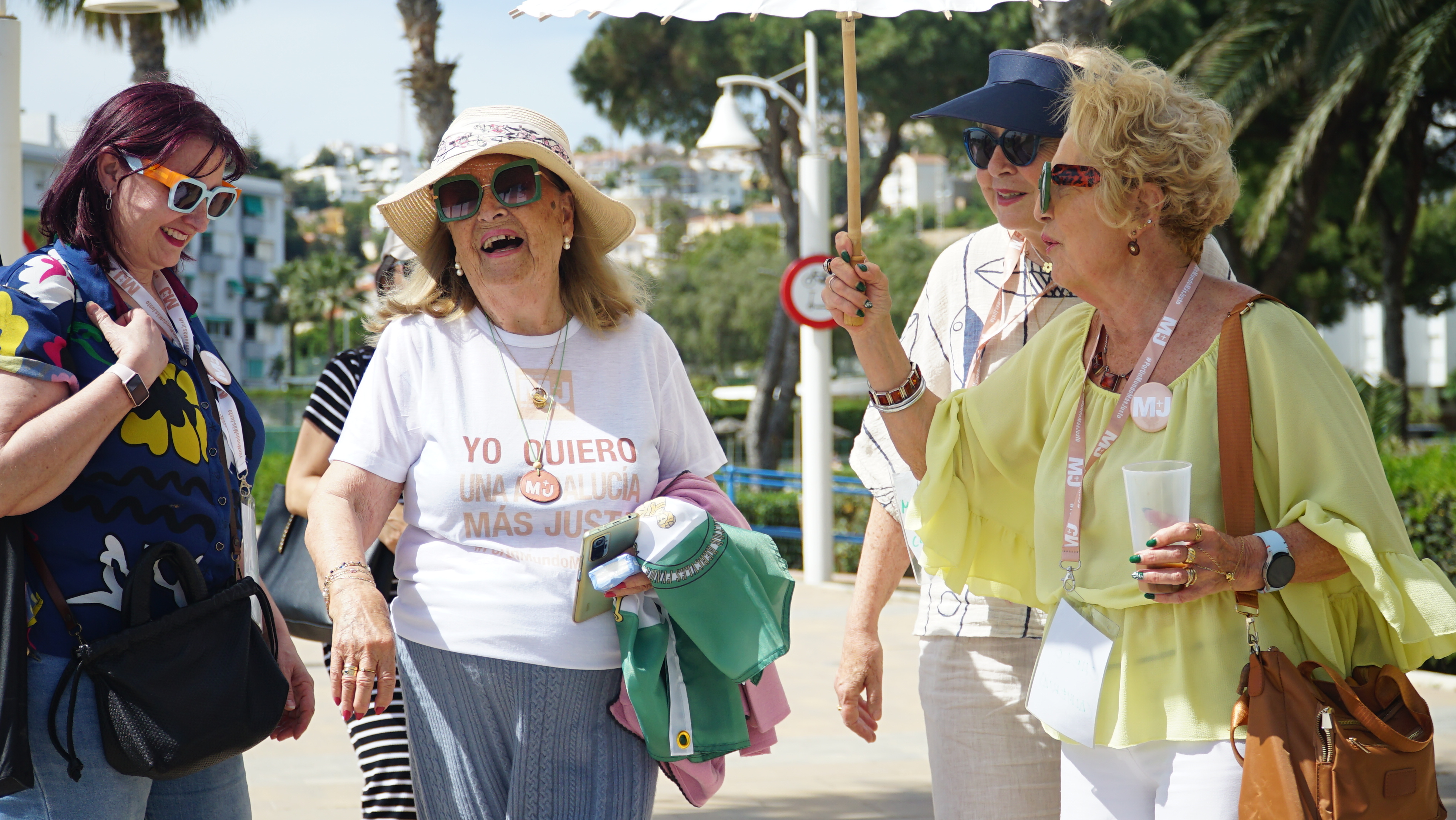 María Luz con vecinas en el paseo